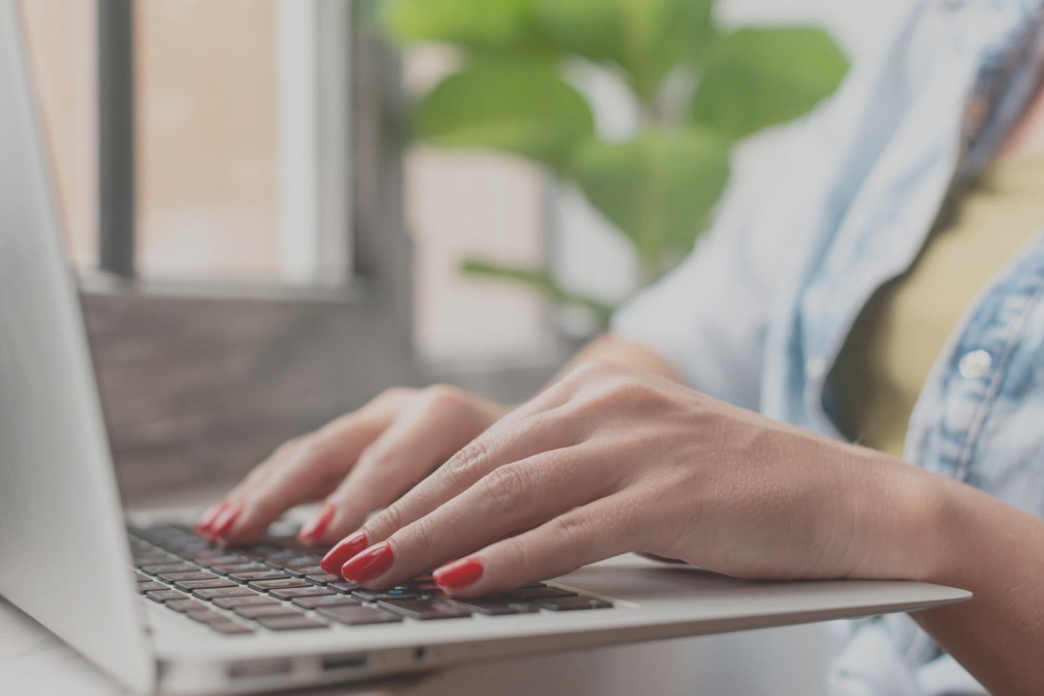 Profesional trabajando en planificación financiera